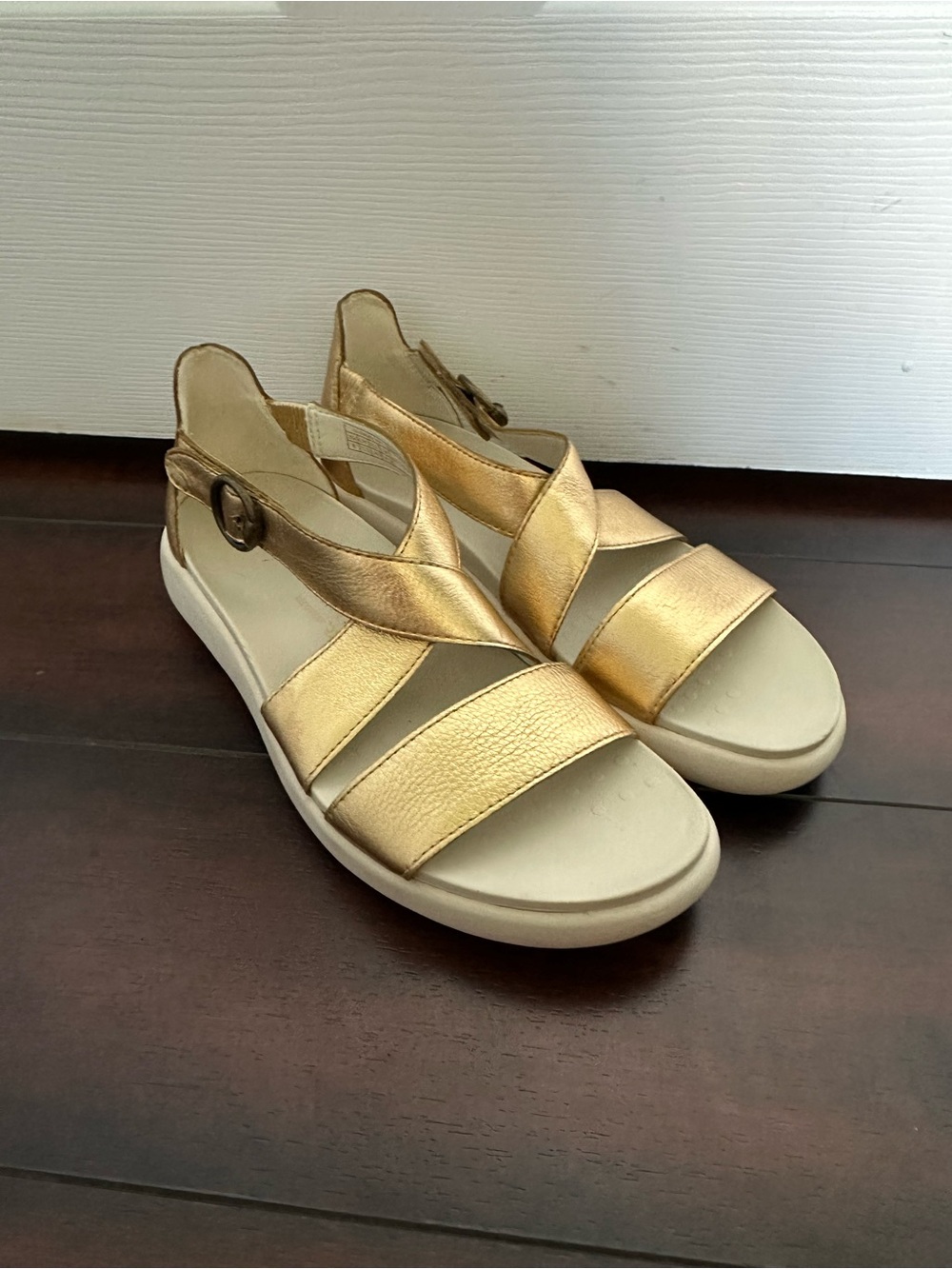 Size 8 Vionic Women’s Harmony RX Gold Metallic Recovery Sandals - Picture 2 of 10